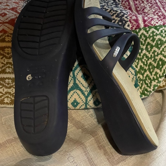 Crocs dark blue Sandals! Wedges! Size 10.pre owned. Great condition! - Picture 9 of 9